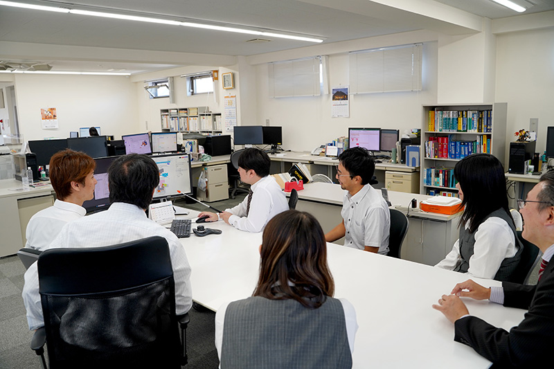 株式会社ユアビジネス  会議風景